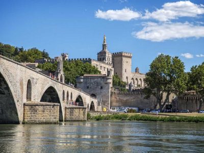 Vue sur le pont d'Avignon et le palais des Papes
